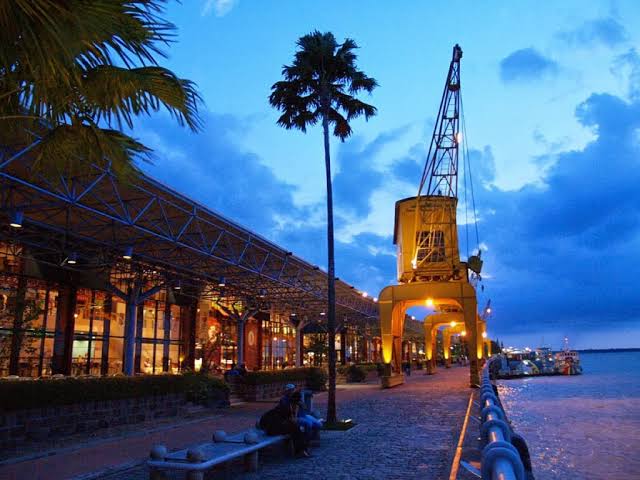 Orla da Estação das Docas ao entardecer, em Belém