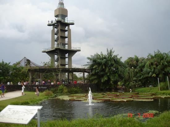 Chafariz, lago e torre do Mangal das Garças, em Belém